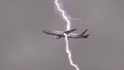 Amazing Airplane Struck By Lightning