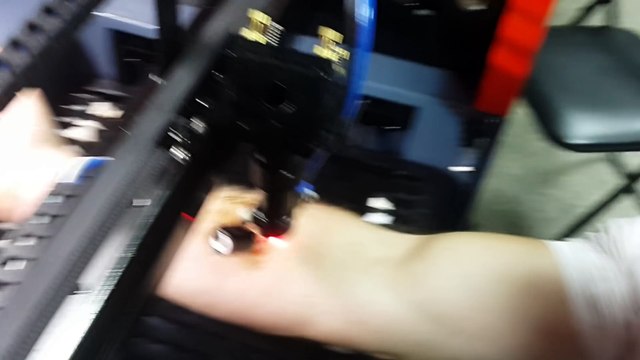 Il se fait graver le logo de la NHL au laser sur l'avant-bras