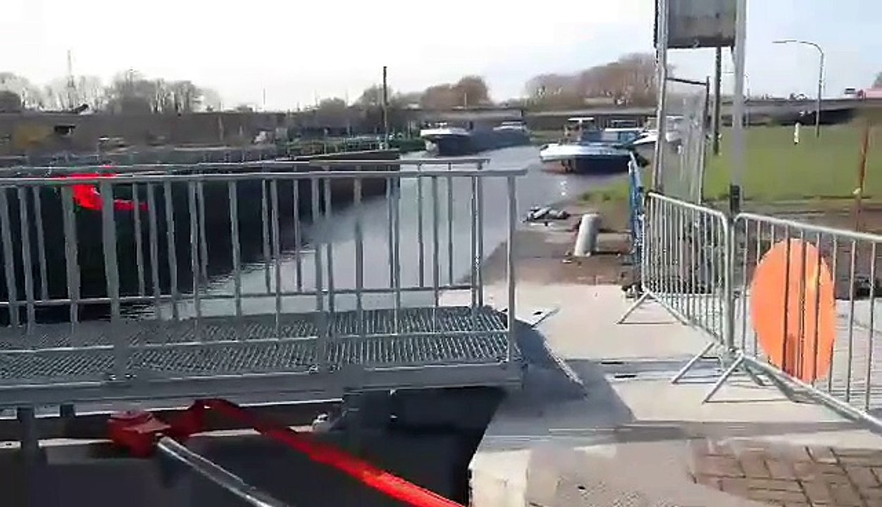 Embouteillage de péniches à l'écluse de Kain