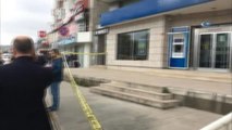 Pendik'te Bankayı Soymak İsteyen Şahısla Bankanın Güvenlik Görevlisi Arasında Çatışma Çıktı.