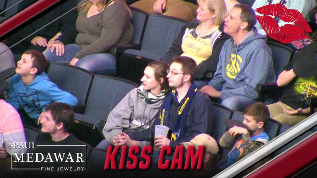 Une femme demande en mariage son compagnon lors d'un match de Hockey