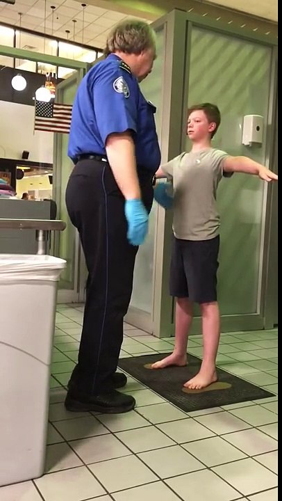 Etats-Unis : Un agent de sureté fait une fouille très appuyée à un enfant et provoque un tollé