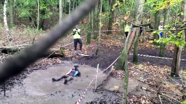 Ce cycliste fait une grosse bombe dans la flaque de boue, puis reprend la course comme s'il ne c'était rien passé