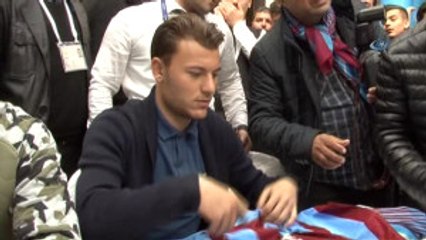 Trabzonsporlu Futbolcular İmza Dağıttı