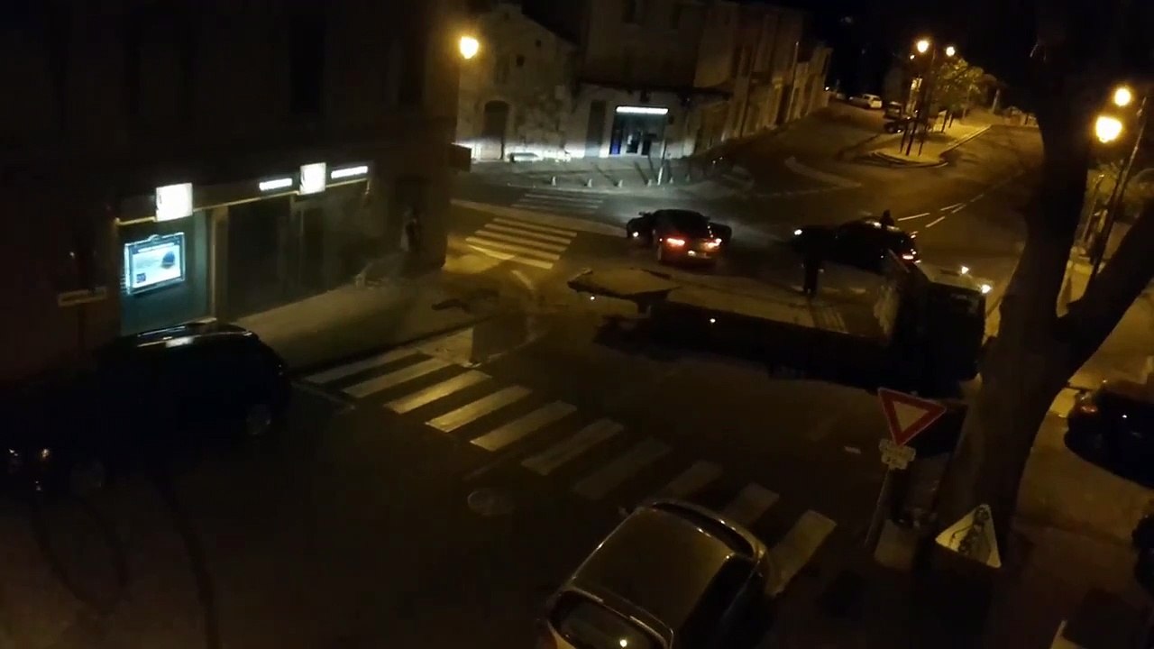 Ce taré attaque un distributeur de billets avec sa dépanneuse