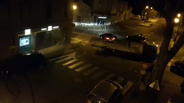 Ce taré attaque un distributeur de billets avec sa dépanneuse