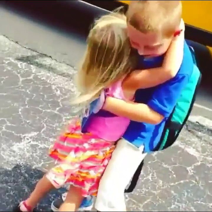 Cette petite fille accueille son grand frere qui rentre de l'école tout les jours... Adorable