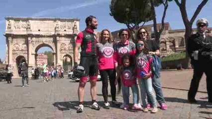 Dani Rovira llega a Roma en bicicleta para sensibilizar sobre el Síndrome de Rett