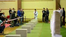 Ce champion de taekwondo détruit 111 briques de béton avec sa tête. Incroyable !