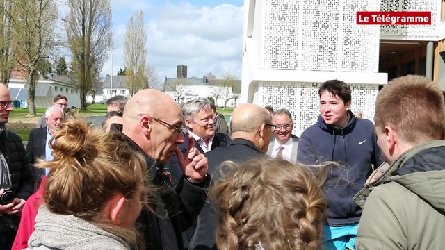 Loudéac. Jean-Yves Le Drian visite le nouvel internat du lycée