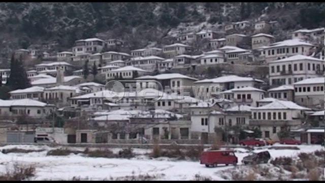 Ora News – Qyteti i njëmijë dritareve mbulohet nga bora
