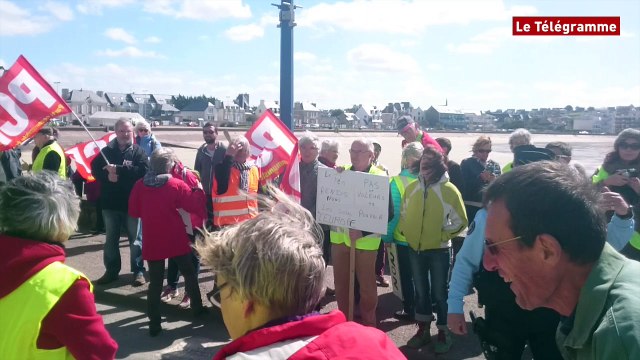 Erquy (22). Une centaine de manifestants pour accueillir Marine Le Pen