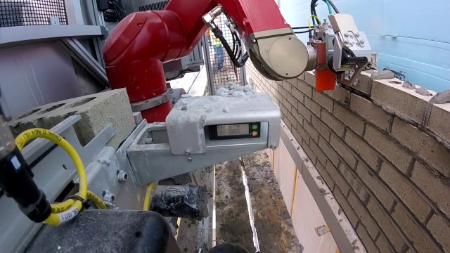 SAM, el robot que pone ladrillos seis veces más rápido que un albañil