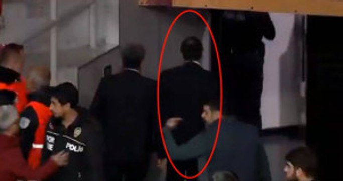 Ergin Ataman, Taraftarların Tezahüratlarına Dayanamayarak Salonu Terk Etti