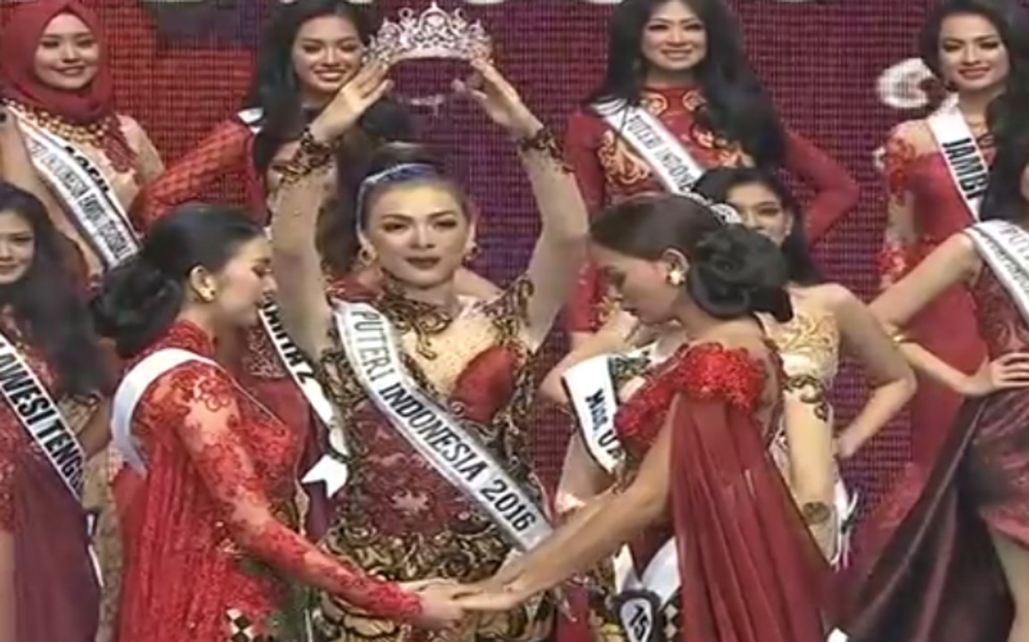Puteri Indonesia 2017 Bunga Jelitha Ibrani - Crowning Moment