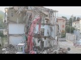 San Severino (MC) - Terremoto, demolizione di una palazzina (30.03.17)
