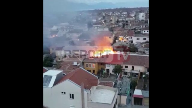 Report TV - Shkodër, përfshihet nga flakët një banesë, nuk ka të lënduar