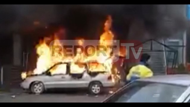 Report TV - Lezhë, shpërthen në flakë gjatë lëvizjes një makinë