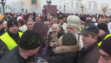 Besimtarët ortodoks festuan Ujin e Bekuar