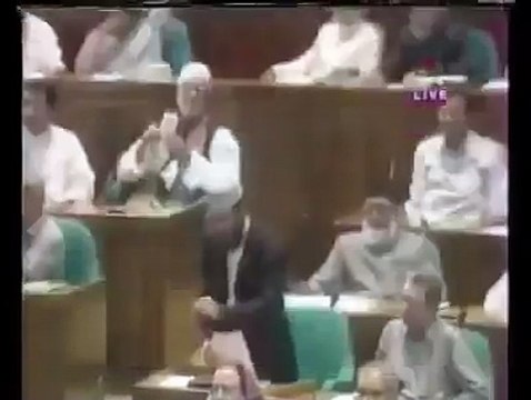 জাতীয় সংসদে আল্লামা সাঈদীর বক্তব্য শুনে খালেদা জিয়া মুগ্ধ হলো, শুদ্ধ,স্পষ্ট, সাবলীল ভাষায় বোঝালেন