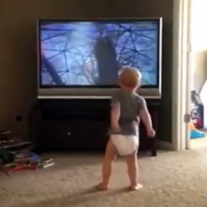 Si te ríes pierdes - Bebé entrenando y bailando