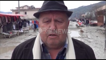 Ora News – Berat, tregtarët punojnë në mes të baltës