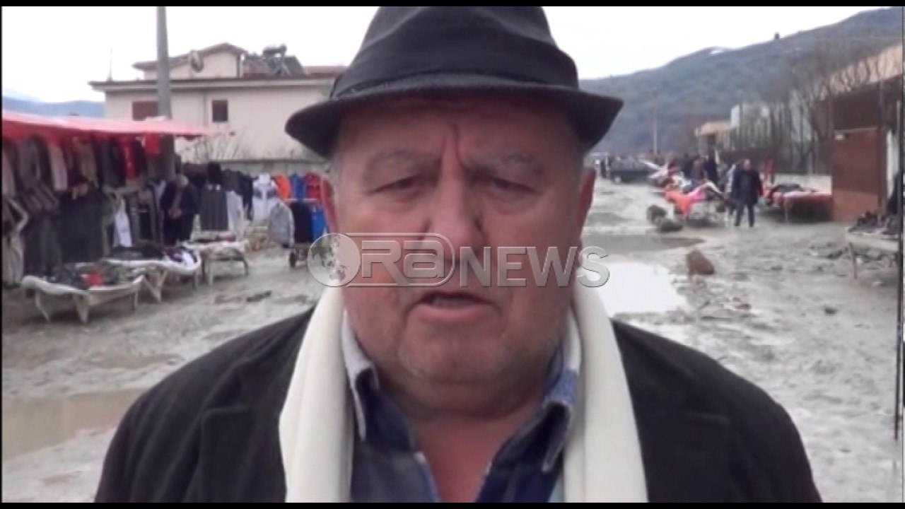 Ora News – Berat, tregtarët punojnë në mes të baltës