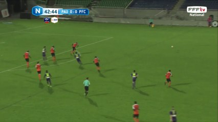 Centre de Osvald, mais ballon dégagé de la tête