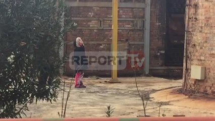 Report TV - Fier- Naftëtari kërcënon se do të hidhet nga oxhaku, fëmijët i luten të zbresë
