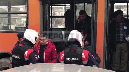 Report TV - Vlorë, vajzës i vjedhin portofolin në autobus, kontrollohen pasagjerët