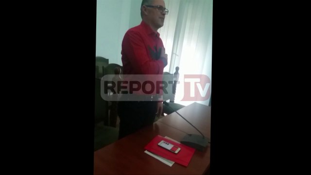 Report TV - Imsi Catcher, oficeri i policisë inatos PD, këndon himnin në Komisionin Hetimor