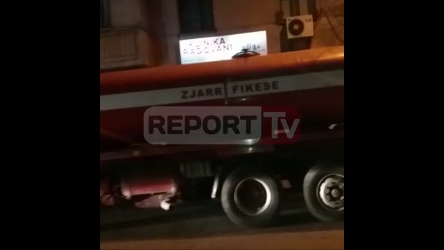 Report TV - Tiranë, përfshihet nga flakët një pallat te Pazari i Ri