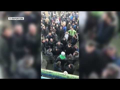 Tifozët e Tiranës nuk lejojnë skuadrën të stërvitet - Top Channel Albania - News - Lajme