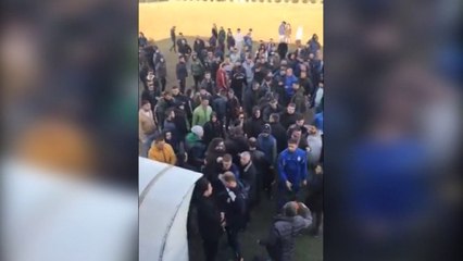 Kaos bardheblu, tifozët konfrontohen me lojtarët, ekipi nuk stërvitet, policia ndaloi 32 tifozë