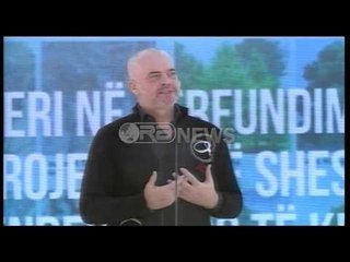 Dy gurët e parë në sheshin "Skëndërbej", nga Tropoja e Vlora