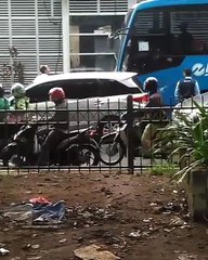 Video Heboh Seorang Pengendara Mobil Memarahi Supir Bus Transjakarta
