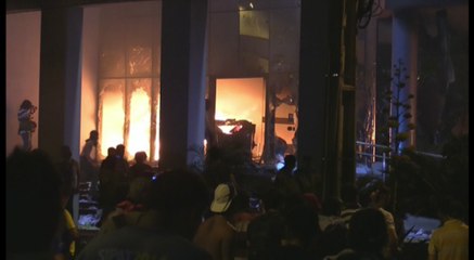 Manifestantes incendian el Parlamento en Paraguay