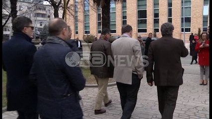 Ora News - Tronditet koalicioni, ikën Manjani, vjen Petrit Vasili