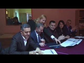 Report TV - Klosi firmos pakt të mirëqenies sociale me bashkitë e Elbasanit