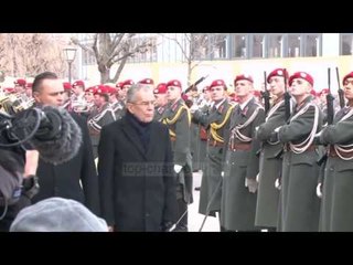 Austri, ndalohet perçja në vende publike - Top Channel Albania - News - Lajme