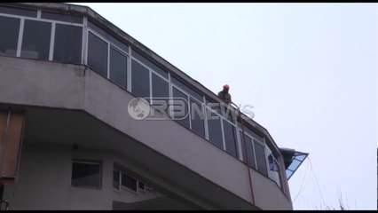 Ora News – Përfshihet nga flakët një lokal në Gjirokastër