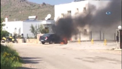 Kadın Sürücünün Park Ettiği Araç Alevlere Teslim Oldu