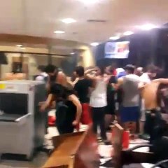 Manifestantes poniendo las cosas calientes en el congreso de paraguay