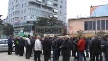 Report TV - Fier, naftëtarët në protestë për pagat, kërkojnë takim me prefektin