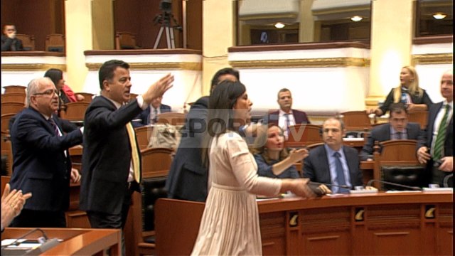 Report TV - Opozita bllokon foltoren, Tahiri-Berishës: Thuaj Shkëlzenit të shkojë të dëshmojë