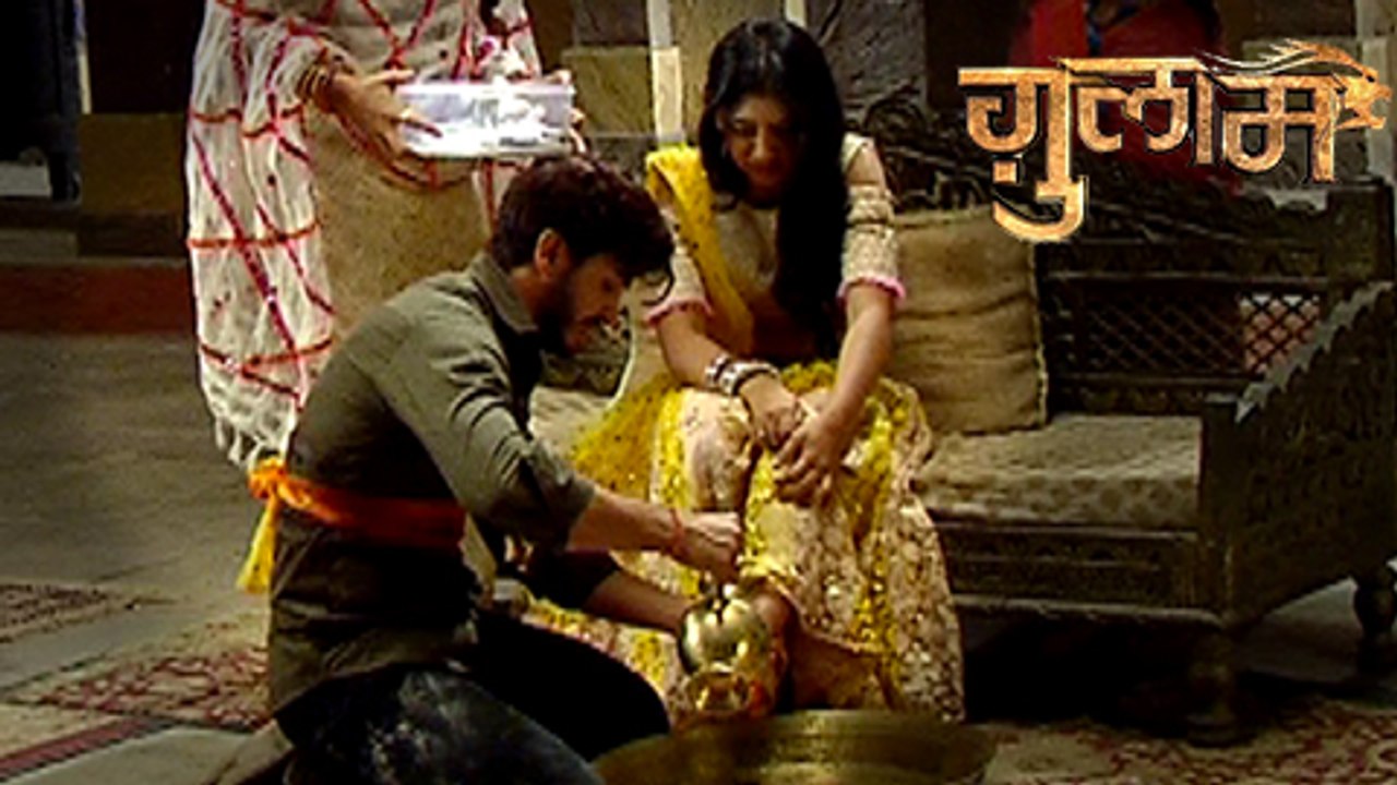 Rangeela Helps Shivani Clean Her Wounds | Ghulaam | ग़ुलाम | TellyMasala