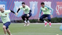 メッシ、ネイマール・ダ・シウバ・サントス・ジュニオールとスアレスはバルセロナで訓練するために戻りました - Messi, Neymar e Suárez