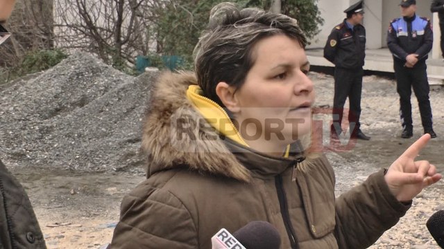 Report TV - Gruaja tentoi të hidhej nga pallati, dalin të tjerë pronarë