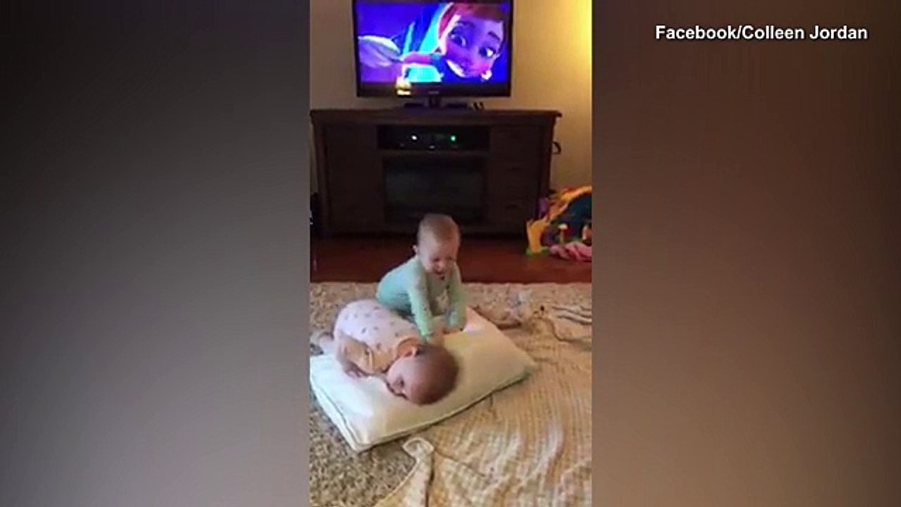 Babies perform amazing reenactment of 'Frozen' as mom films them _ Daily Mail Online