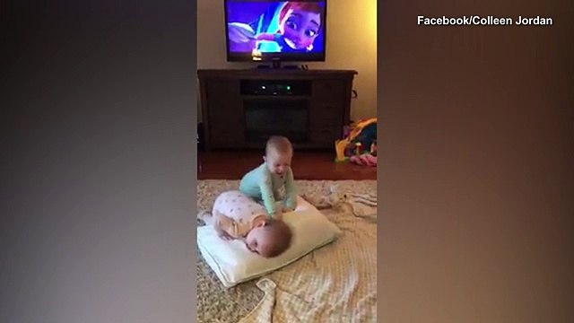 Babies perform amazing reenactment of 'Frozen' as mom films them _ Daily Mail Online